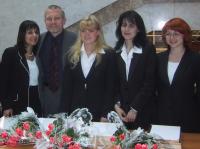 2001 г. А. Б. Балунов с сотрудницами компании.jpg